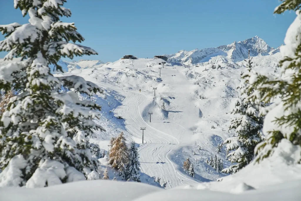 Pista da sci innevata a Madonna di Campiglio con impianto di risalita tra le montagne
