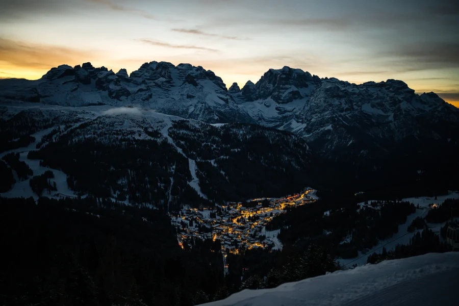 Madonna di Campiglio illuminata all'alba, sotto le Dolomiti di Brenta innevate